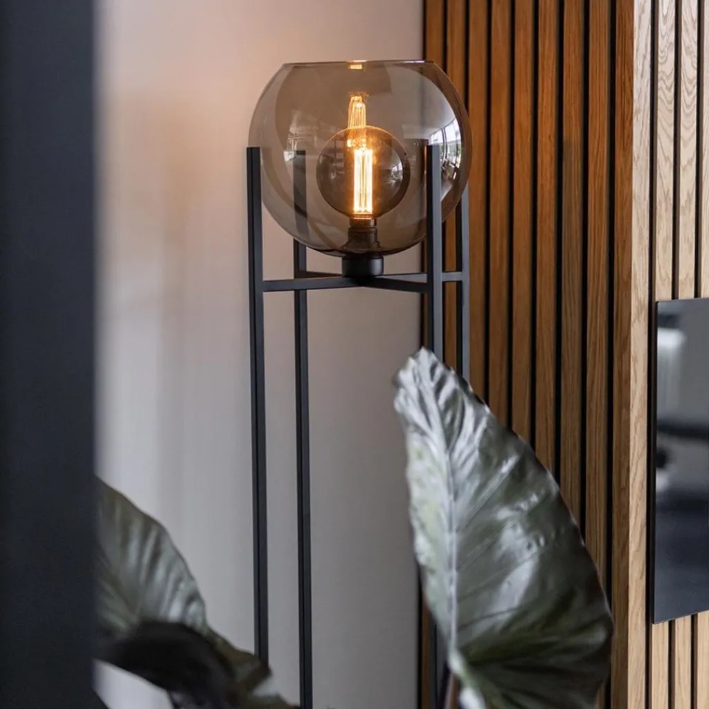 Straluma Frame vloerlamp mat zwart met smoke glazen bol> Woonkamerlampen|Vloerlampen