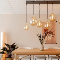 Straluma Grote 6-lichts eettafelhanglamp messing met amber glazen bollen><noscript><img width=