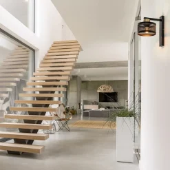 Straluma Landelijke wandlamp zwart/goud met ronde kap></noscript> Woonkamerlampen|Slaapkamerlampen