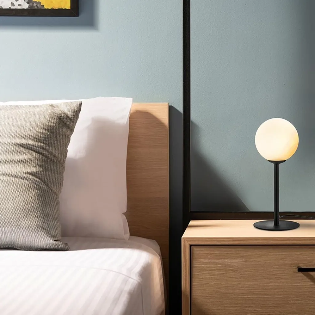 Straluma Mat zwarte tafellamp met witte glazen bol> Tafellampen|Industriële Verlichting