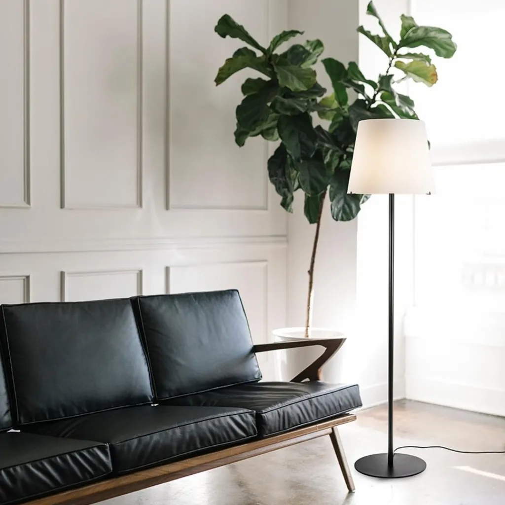 Straluma Mat zwarte vloerlamp met opaal glazen kap> Vloerlampen|Design Verlichting