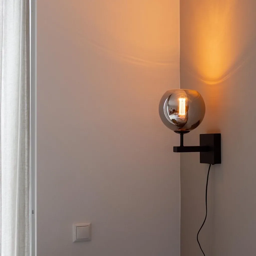 Straluma Mat zwarte wandlamp met smoke glazen bol 20 cm> Wandlampen